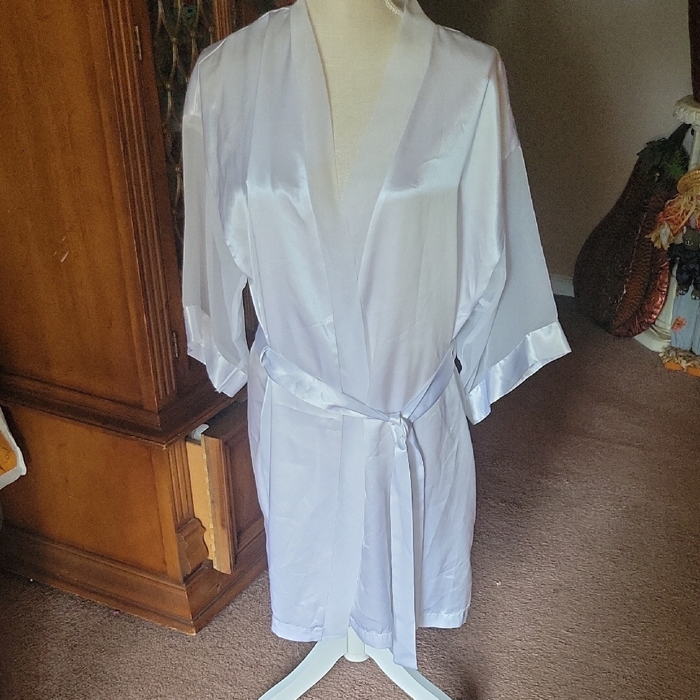 Intimo Amore Classic White Satin Robe